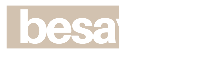 Logo de Besayco. Informática & Comp. en color blanco
